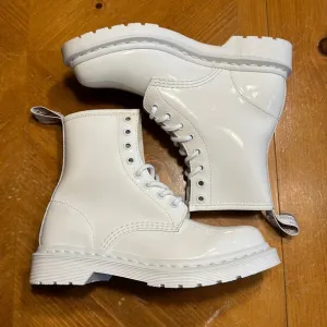 Women’s Dr. Martens 26728 Mono White Patent Leather Boots 8-Eye Size 6 NEW