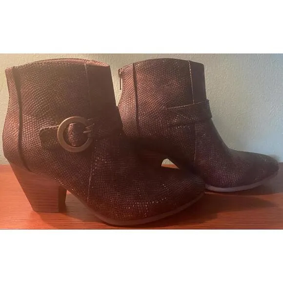 Women’s Size 6 Medium Zip Back Ankle High 2.75” Heel Boots