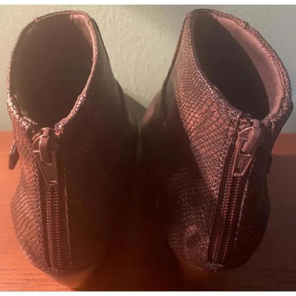 Women’s Size 6 Medium Zip Back Ankle High 2.75” Heel Boots