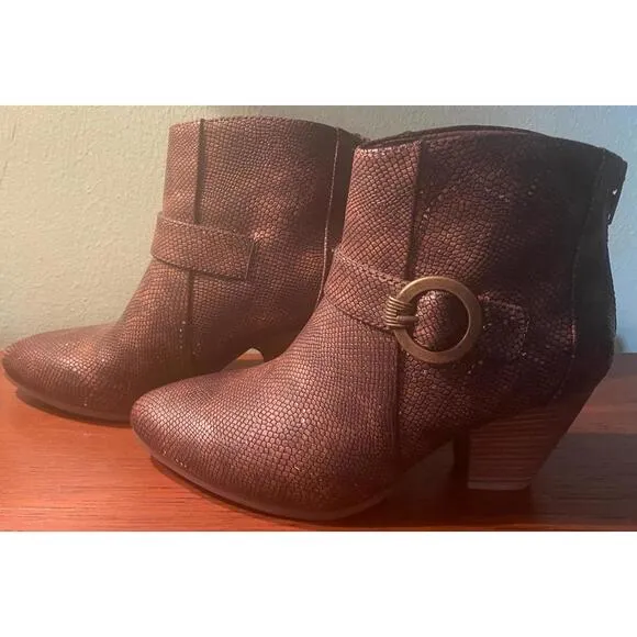 Women’s Size 6 Medium Zip Back Ankle High 2.75” Heel Boots