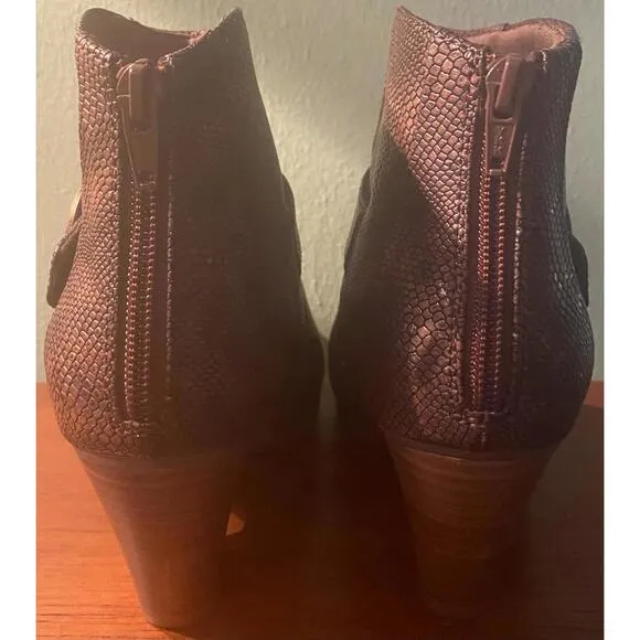 Women’s Size 6 Medium Zip Back Ankle High 2.75” Heel Boots