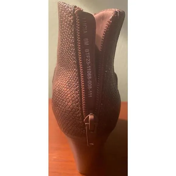 Women’s Size 6 Medium Zip Back Ankle High 2.75” Heel Boots
