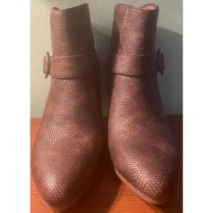 Women’s Size 6 Medium Zip Back Ankle High 2.75” Heel Boots