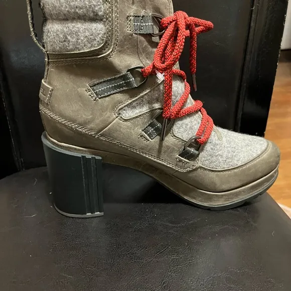 Women’s Sorel 9.5 Boots Grey Olive Green Uppers Black Soles Heels Preowned