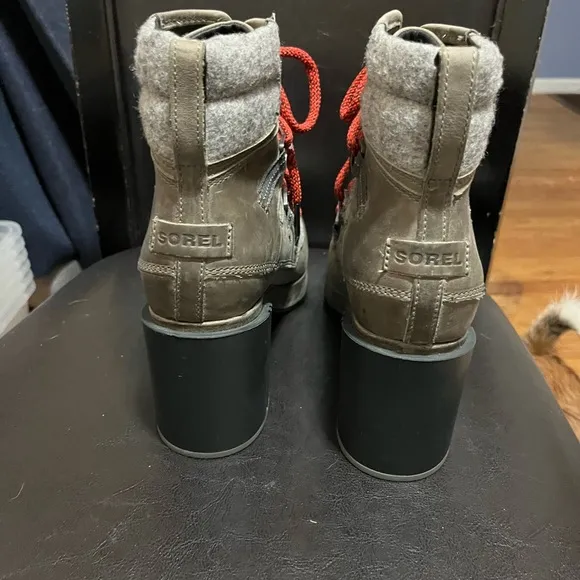 Women’s Sorel 9.5 Boots Grey Olive Green Uppers Black Soles Heels Preowned