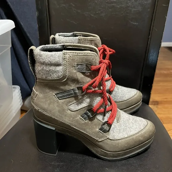 Women’s Sorel 9.5 Boots Grey Olive Green Uppers Black Soles Heels Preowned
