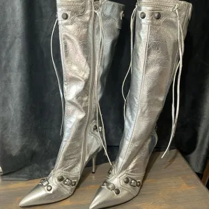WOMEN’S SZ 11 SILVER HEELED BOOTS NEW
