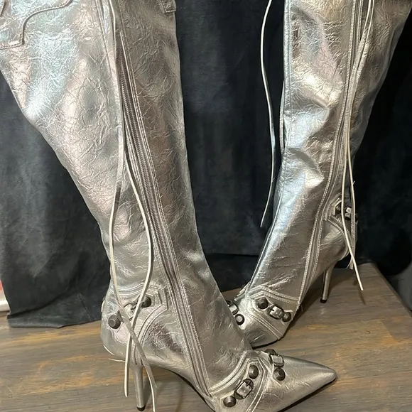 WOMEN’S SZ 11 SILVER HEELED BOOTS NEW
