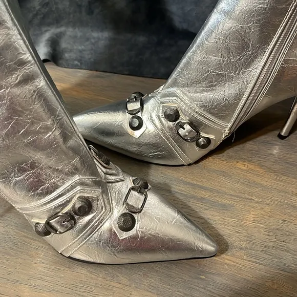 WOMEN’S SZ 11 SILVER HEELED BOOTS NEW