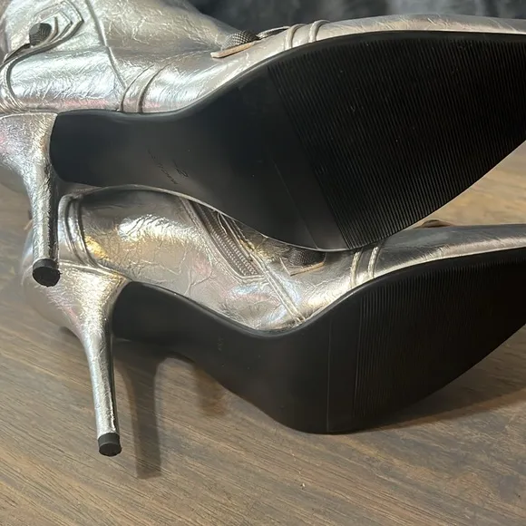 WOMEN’S SZ 11 SILVER HEELED BOOTS NEW